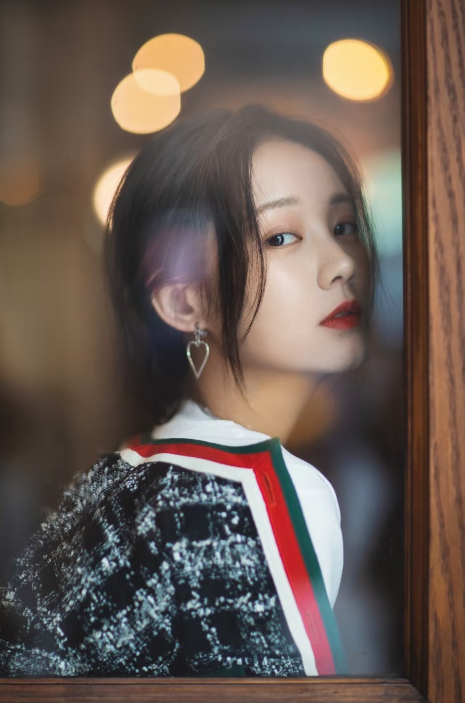 李一桐从早期甜妹到如今“冷脸女王”的御姐蜕变，从角色深度，外形突破，时尚表现和独