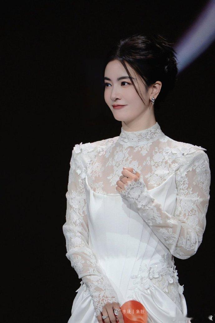 谢娜[超话]谢娜李晟重温姐姐宿舍谢娜李晟重温姐姐宿舍，坐在这里聊当年的舞台点滴，