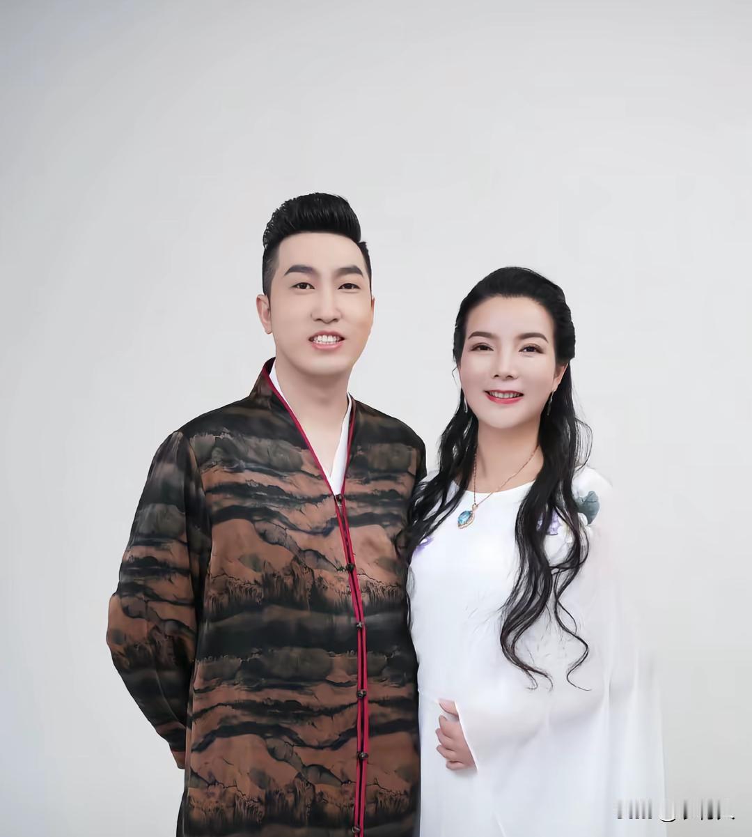周文强和老婆杨韵冉真有夫妻相，不是一家人不进一家门。两个人都是成功学大师，喜欢给