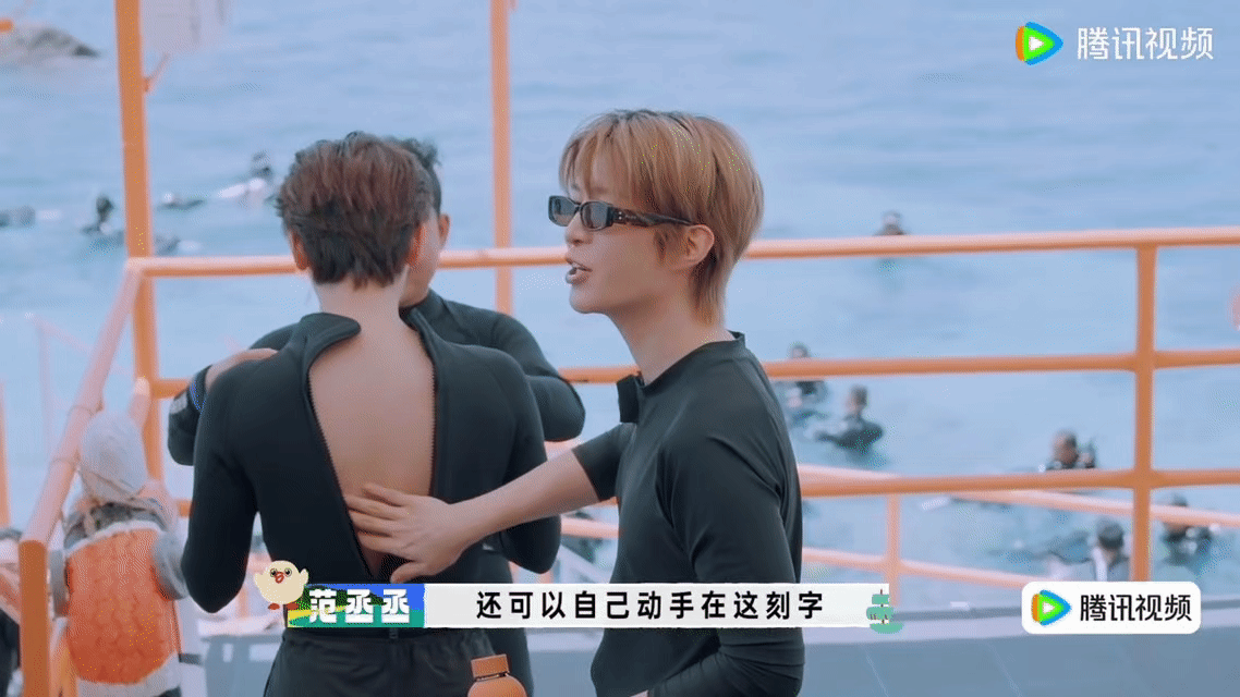 胡先煦后背被玩坏了😆原本没想到能看到胡先煦露背，哥几个直接上手，轻松打闹的氛围
