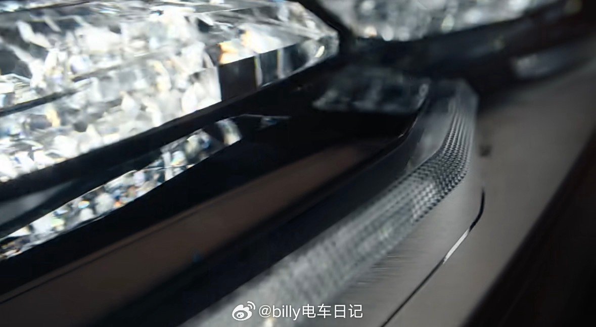 蔚来官方发布了ES9首条TVC，信息量很大！TVC这个画面前脸没看到LOGO，但