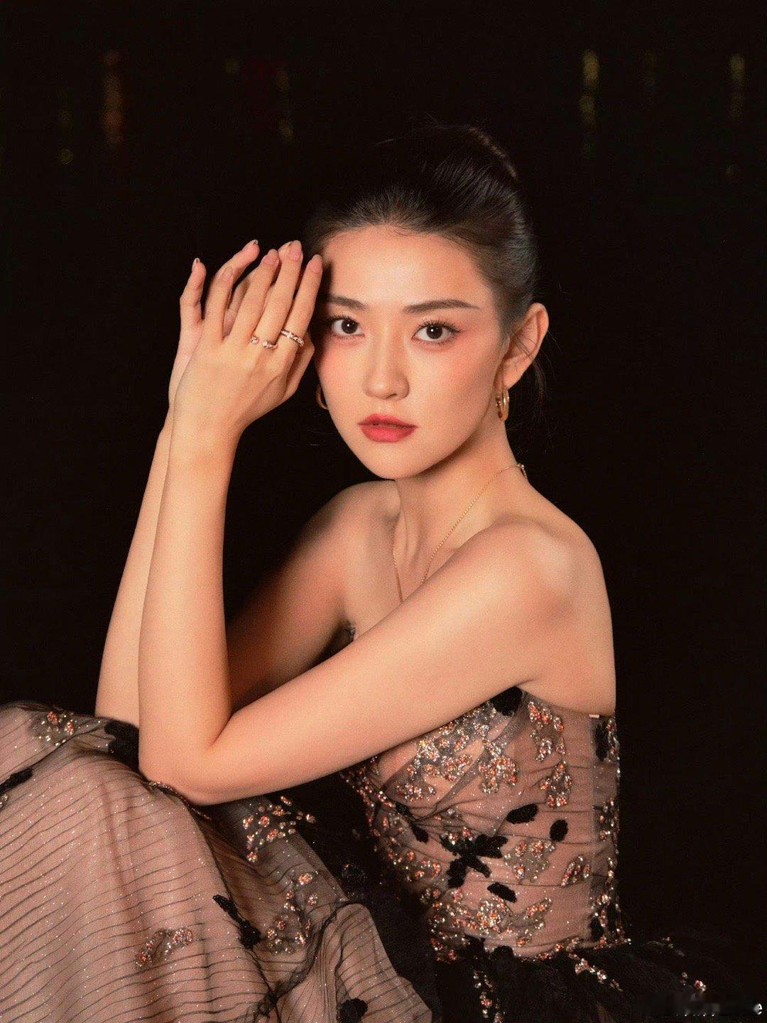 梁洁大光明 能驾驭大光明的女星又加一员梁洁的大光明又美出了新境界，终于懂了那句把