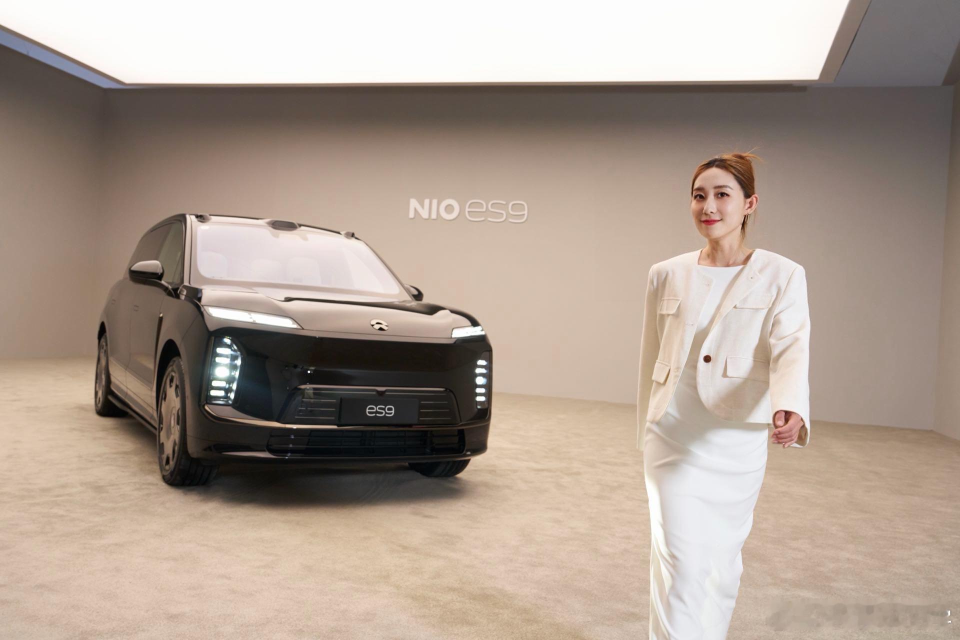 ES9非常的尊车大气场就强小心机：我特意选了两张显得我比较大只的蔚来es9新车