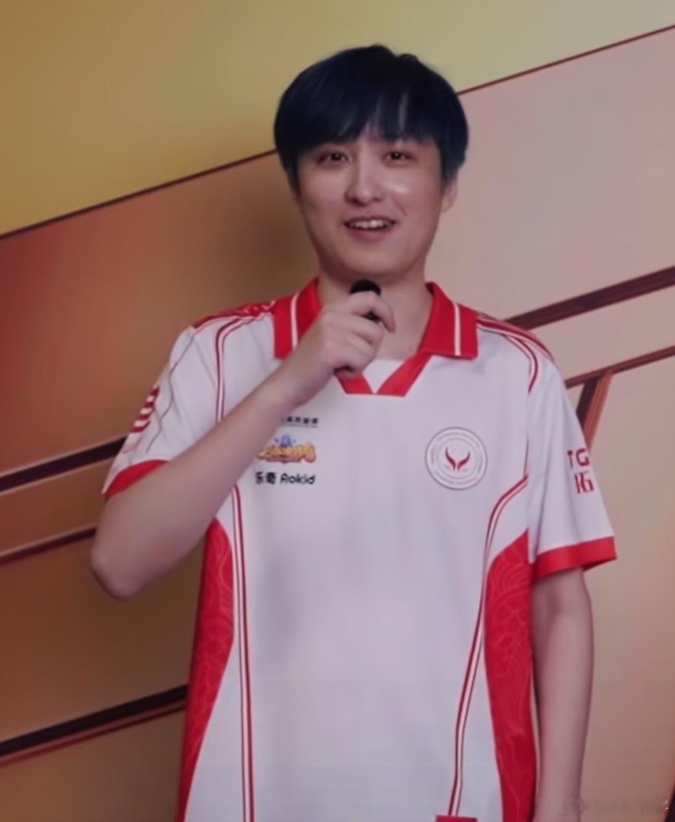 哥哥接受采访被问到最想遇到哪位选手哥哥：最想遇到Faker，Faker太厉害了！