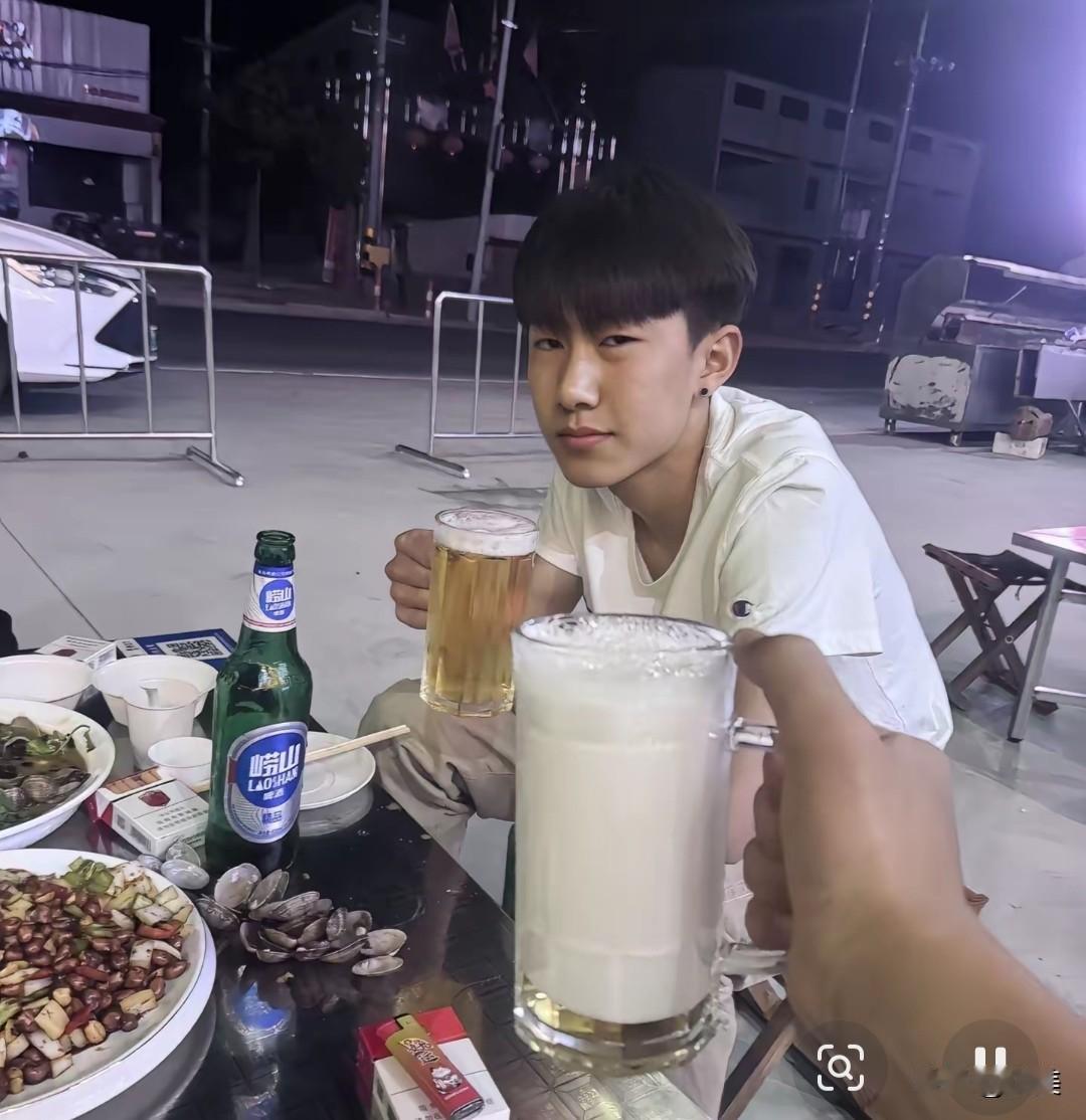 围坐闲谈卸下伪装，吐露心底真实想法，慢品岁月畅谈本心。
