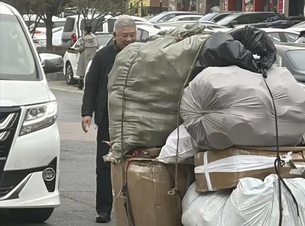 东北人都是活雷锋，68岁演员程煜回老家路上帮老人推车感动全网


最近看到一条挺