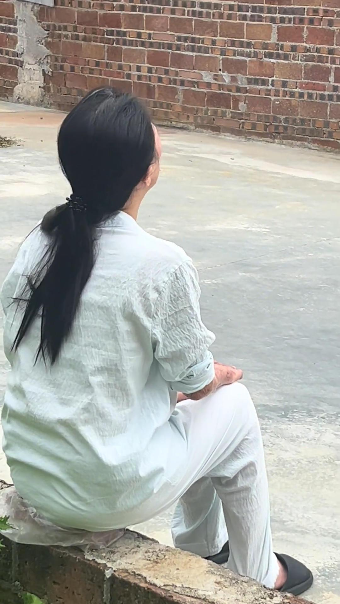 广东佛山，35岁女子仅因拒绝追求，被41岁男子持刀捅刺数十刀、泼硫酸、再拿菜刀破