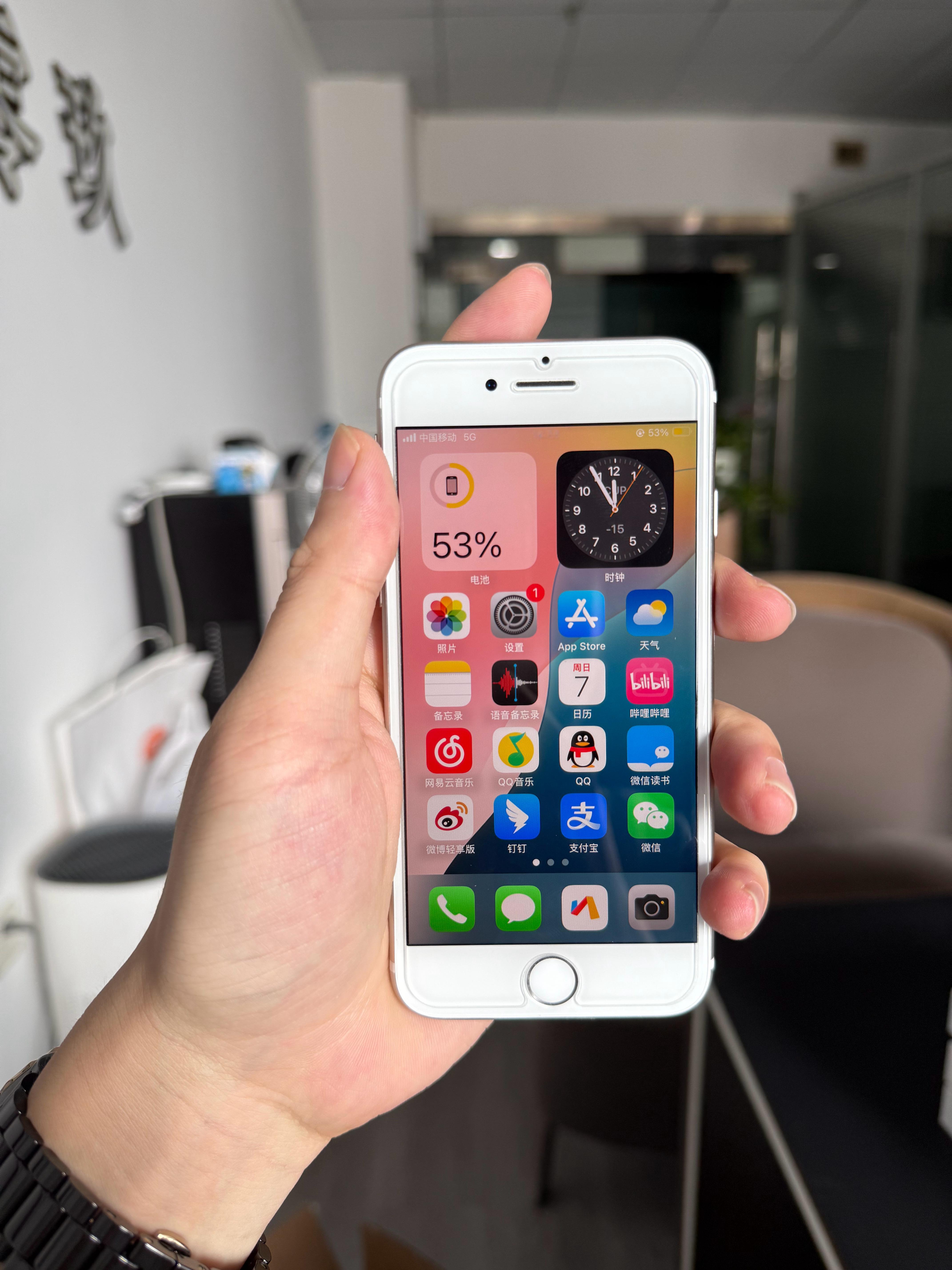 客户拿了个白色的iPhone SE3(SE3只出了黑色面板)，过来后压了一个白色