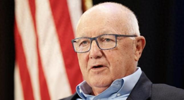 谁能想到，美加这对号称“铁哥们”的盟友，如今闹得这么难看，美国驻加拿大大使直接放