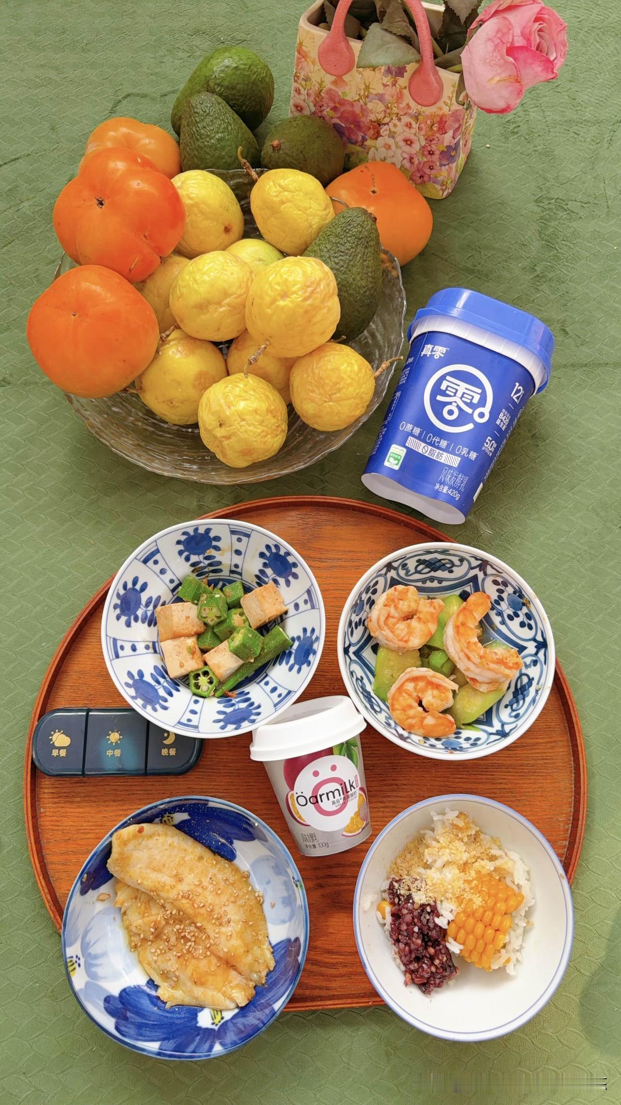 东北五常稻花香大米，杂粮饭，一小口玉米，洒小麦胚芽，优质碳水主食不超过你的一个拳