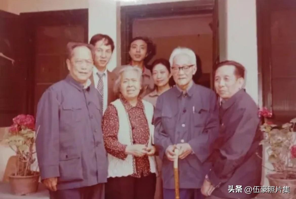 上世纪八十年代，巴金先生、丁玲、陈明、周良沛等的合影。丁玲1979年平反后重返文