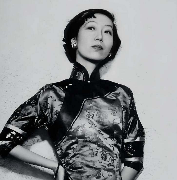 1956年一个月黑风高的夜晚，65岁的赖雅敲响了36岁张爱玲的房门，张爱玲立刻开