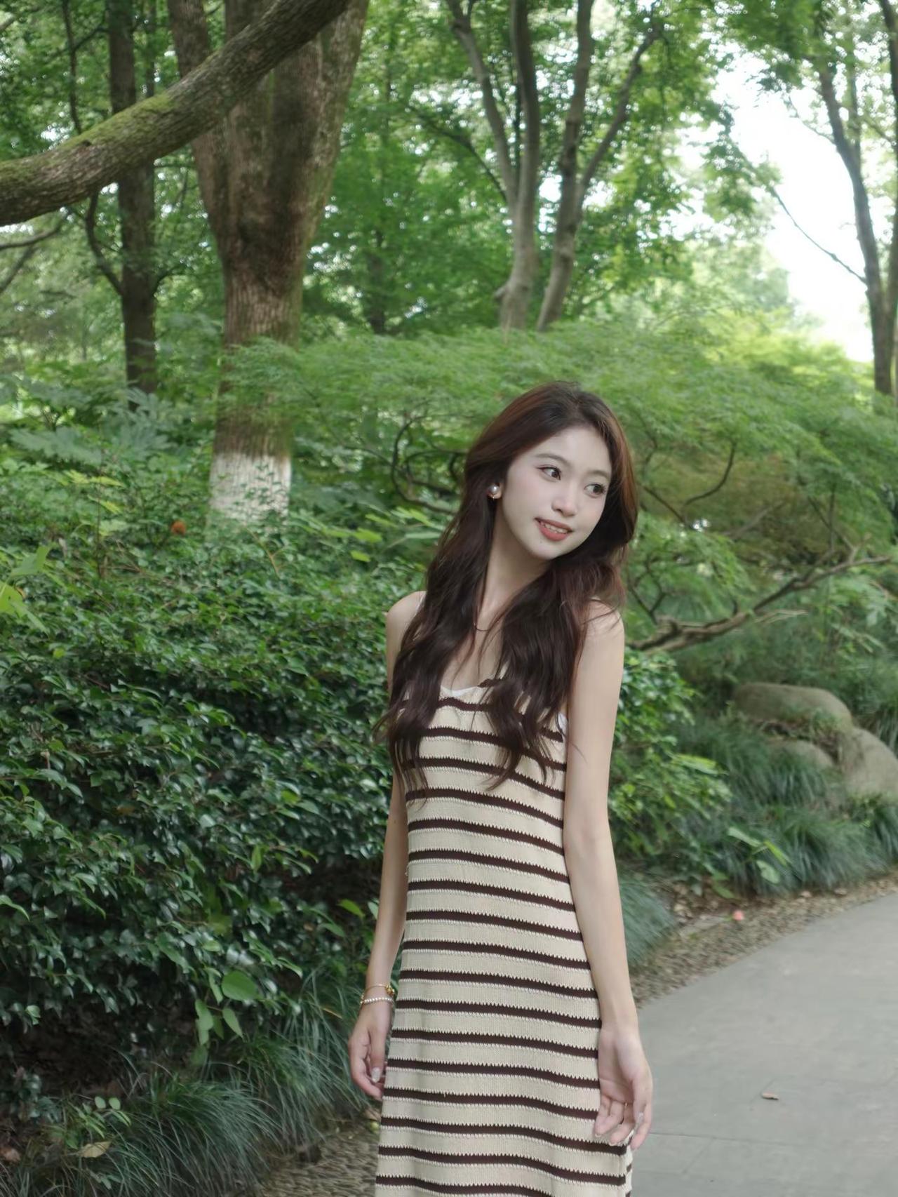 设计感条纹裙 我的夏日ootd 夏日穿搭连衣裙 少女感夏日ootd 户外长裙穿搭