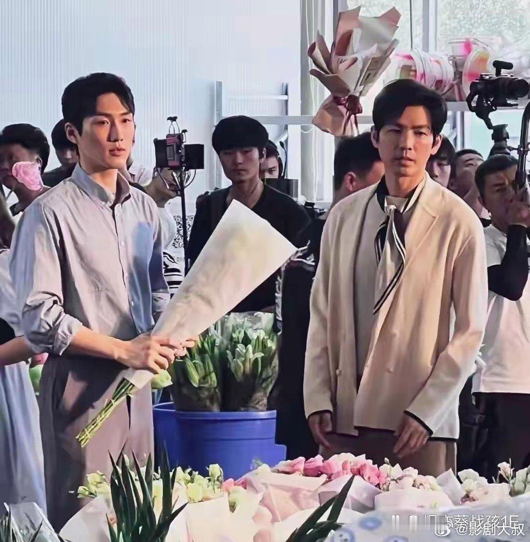 钟汉良和秦岚在成都拍摄《亦舞之城》，两人首次合作，期待他们的精彩表现 ​​​