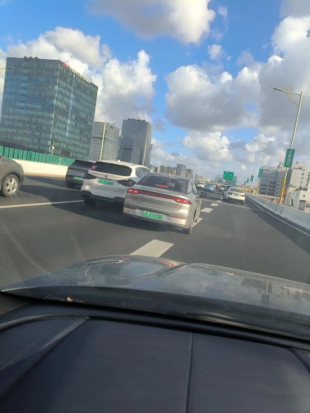 两个车都往中间并线发生事故，责任的判定通常依据《道路交通安全法》及相关法规。
