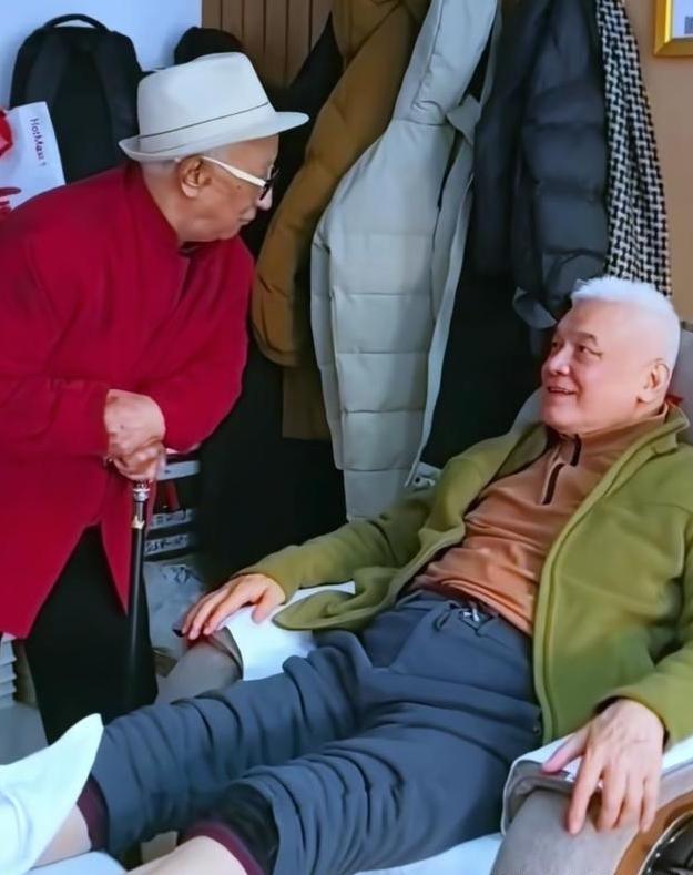 69岁半身不遂，瘫痪4年全靠37岁未婚女儿辞职端屎端尿，谁能想到，这连站直都费劲