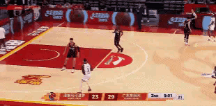 广东东阳光当家后卫徐杰不愧有“徐中锋”的美誉！在今天广东东阳光客场挑战深圳马可波