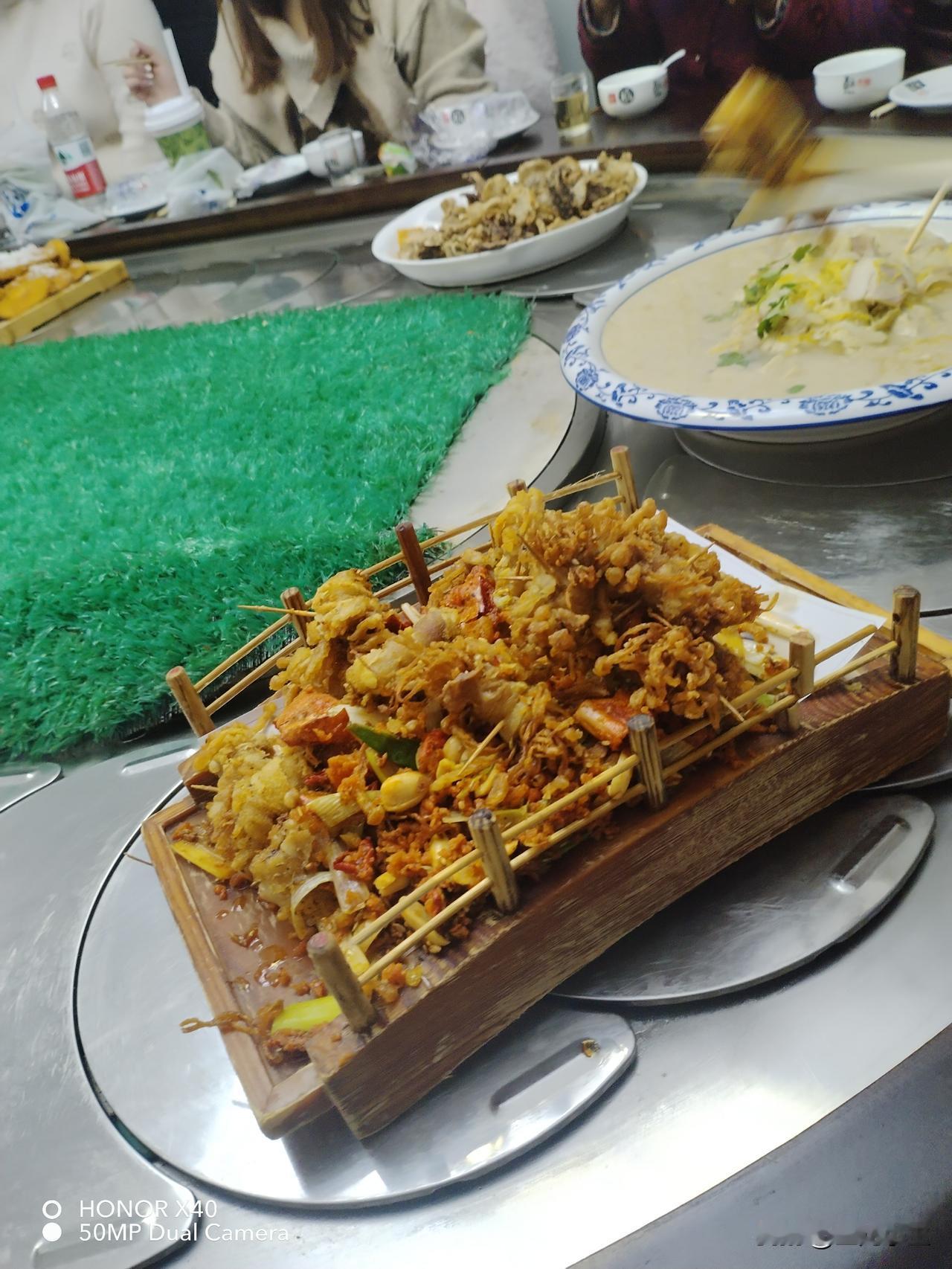 今天在饭店吃饭，一大桌子有20多人，公公婆婆也接来了。饭桌能够转动，菜量也很大，