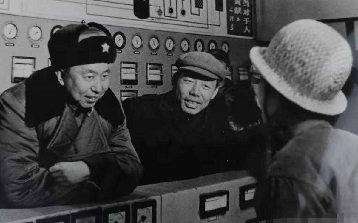 马列主义、毛泽东思想是指导我们党的思想的理论基础！毛主席逝世后，他继续坚定不移的