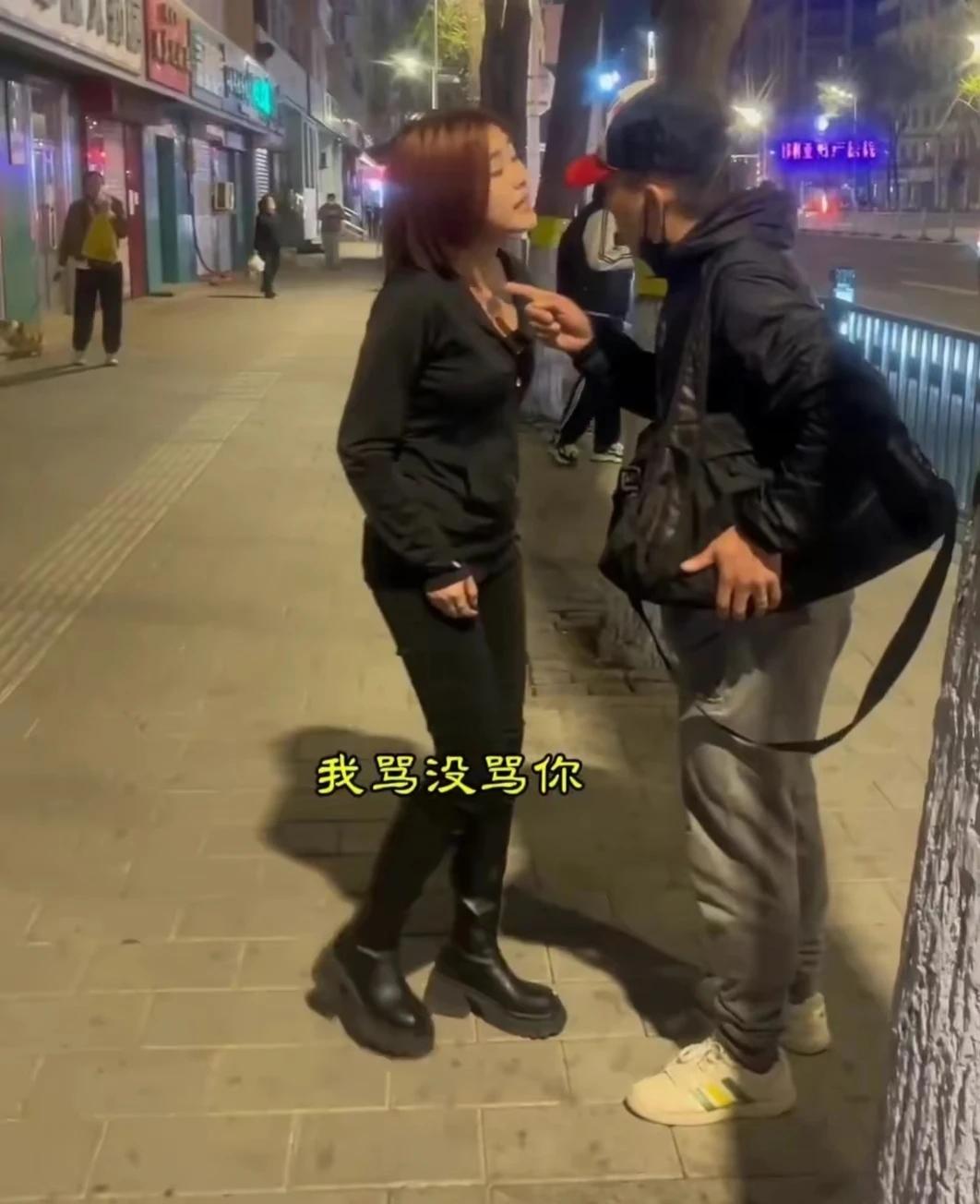4月29日的黑龙江哈尔滨。一名遛狗的女子上了热搜，她的行为让全网皆知。原因令人难