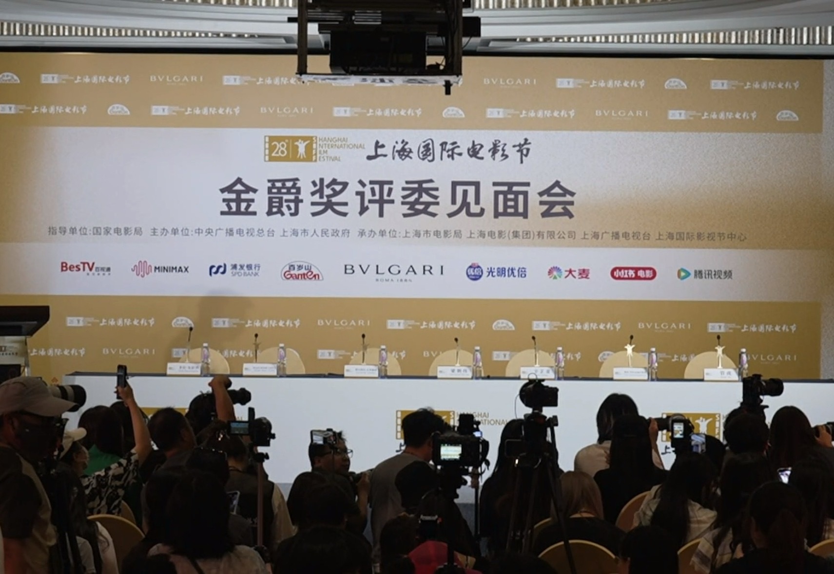 走完你的红毯走你的 会很忙的吴磊 光明优倍代言人  腾讯视频代言人 宝格丽代言人