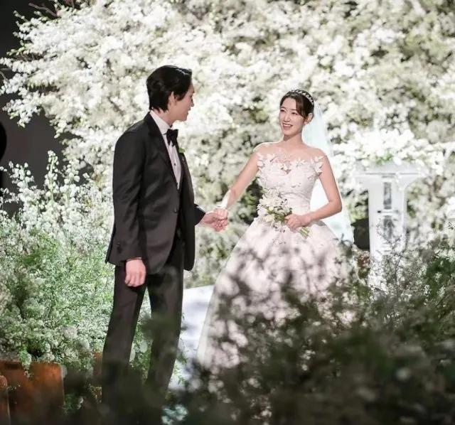 朴信惠崔泰俊官宣怀二胎。

4月14日，朴信惠、崔泰俊夫妇宣布怀二胎，将于今年秋