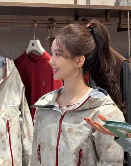 刘诗诗状态回春，扎高马尾像女大一样青春，她可是85花，已经人到中年了。

财气养