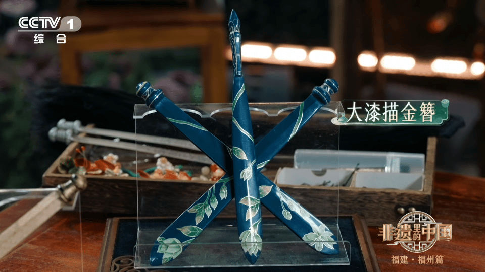 福建有种头上插刀的非遗福建姑娘的硬核头饰 来福建，看姑娘头上“插刀”！福州非遗“