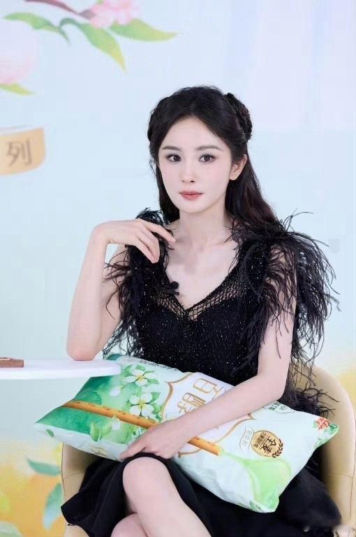 又被杨幂美晕了！身穿羽毛黑裙参加活动，优雅高贵又魅惑！ ​​​
