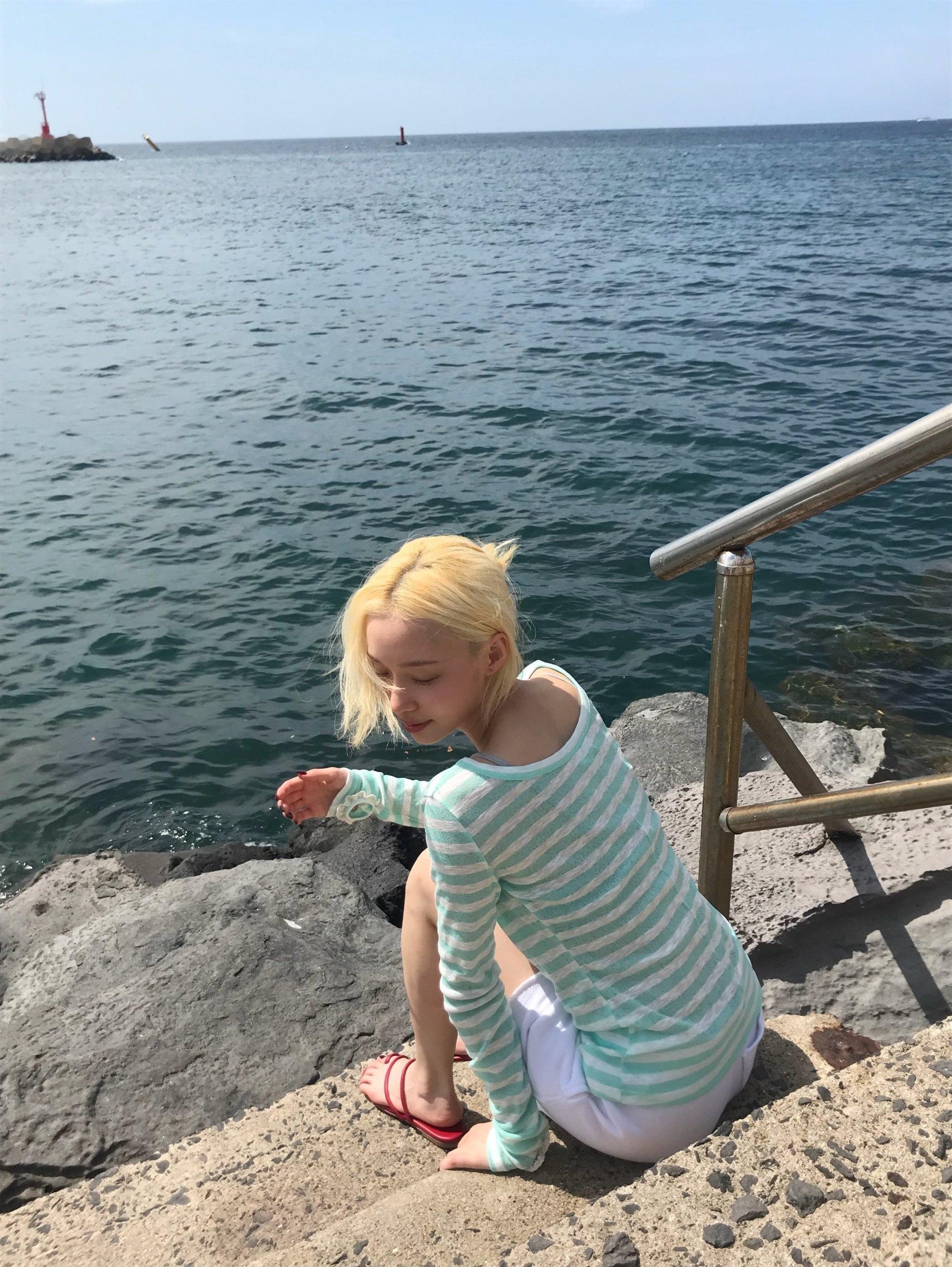 以前游泳还是全身黑戴帽子的小娚孩 如今金旼炡25岁铁了心养梦女嬷