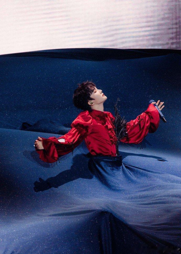 周深你藏得够深啊！被一群举鱼的伴舞围着，即兴编词臭鳜鱼还不崩脸，这忍住不笑的定力