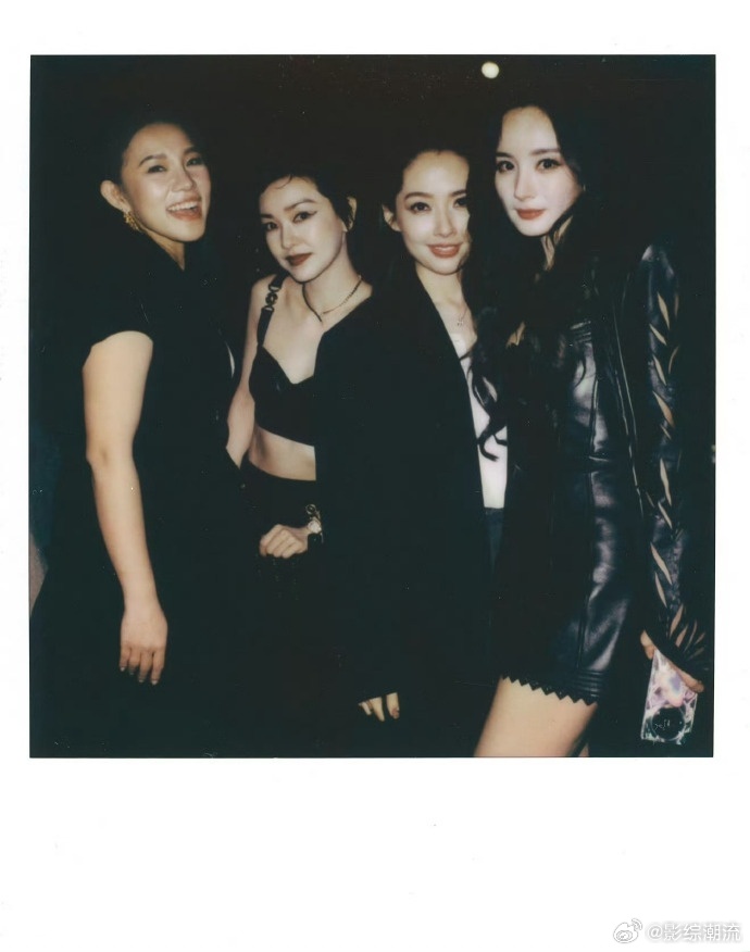 杨幂郭碧婷郭采洁给谢依霖的排面 谢依霖开店，三位姐妹直接用花篮安排最大排面，不炒