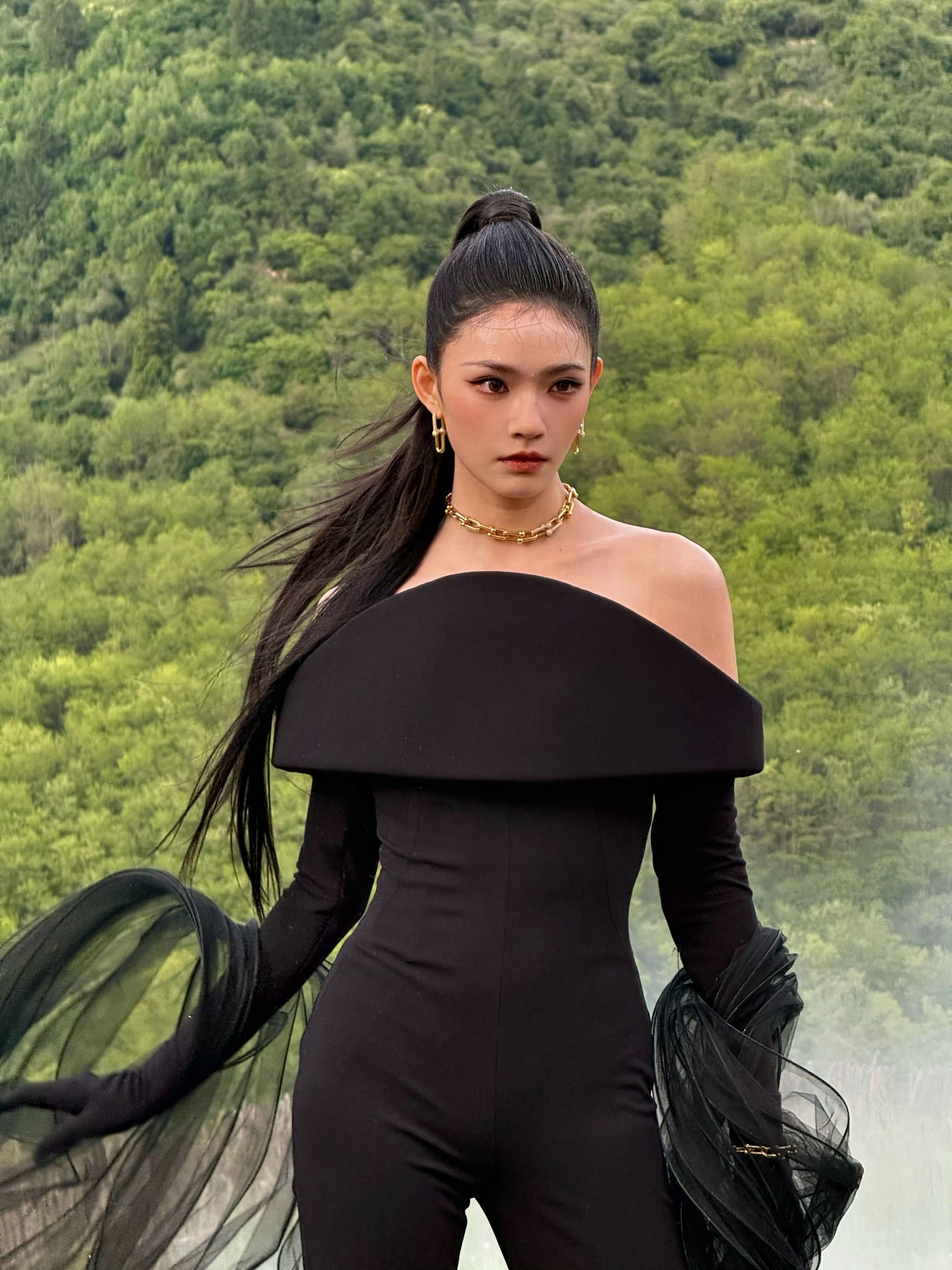 VOGUE审美vogue这个选址确实不错 幽幽青山现美人 有诗意 有审美 