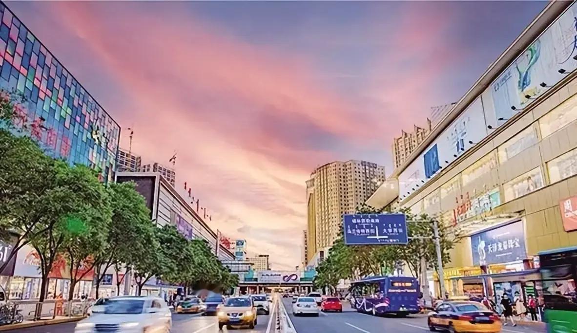 呼和浩特最近商业圈子热闹起来了！赛罕区万达广场搞了大升级，“青橙拾光”主题街区一