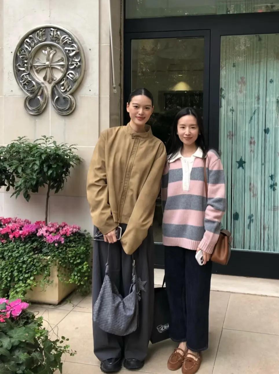 董洁巴黎逛街被偶遇，45岁的她还有那种安安静静的女学生气质。不是刻意打扮显年轻，