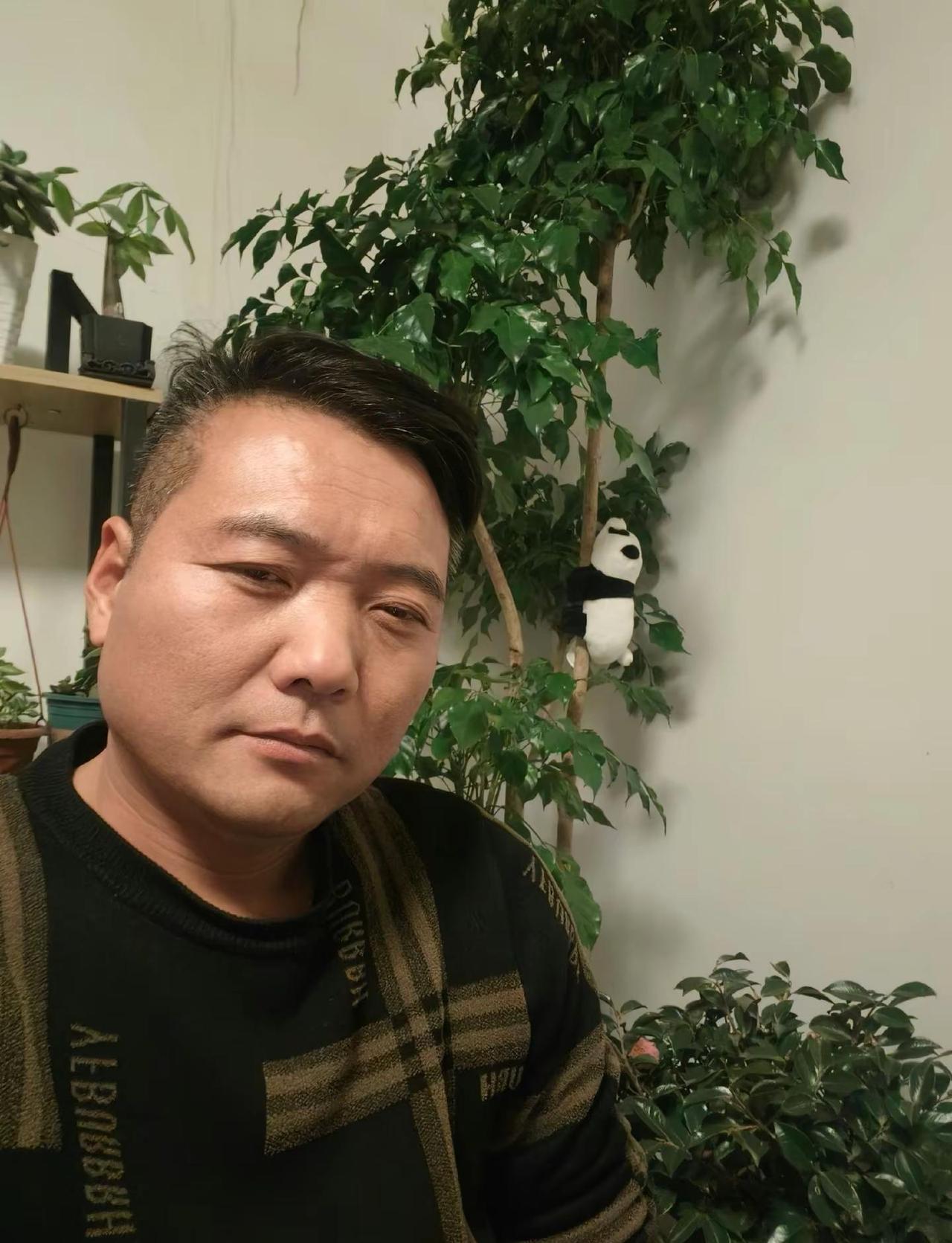 绿意盎然处，家的温馨如诗如画。  “采菊东篱下，悠然见南山”，  何须远行，此处