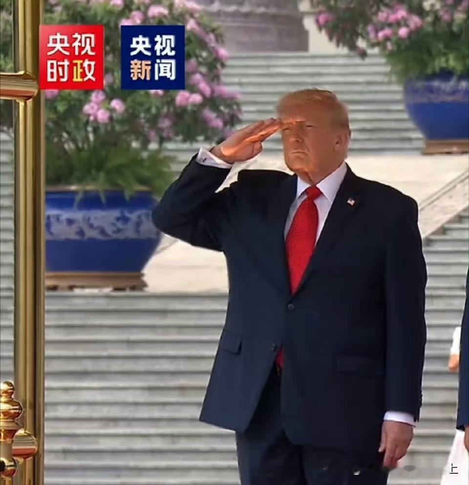 有一说一，美国人搞外交，确实是从实力出发。你们看看，外交场合的特朗普，啥时候这么