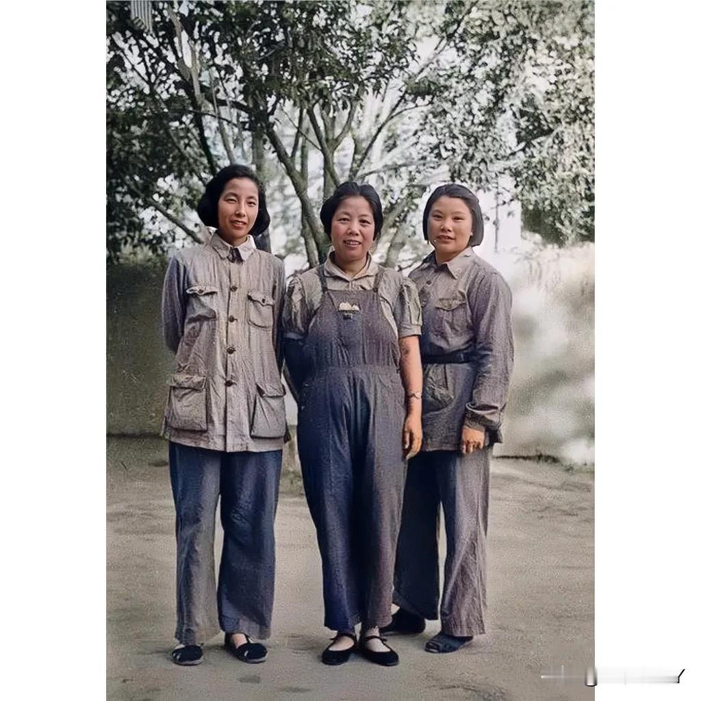 上世纪40年代，三位开国元勋的夫人在陕北延安的珍贵合影，左起: 浦安修、邓颖超、