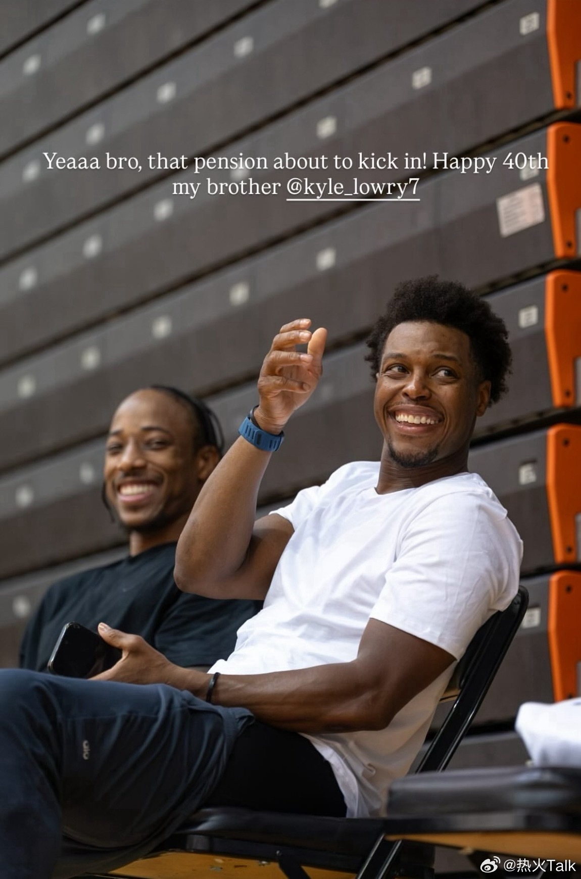德罗赞更新Ins快拍祝贺洛瑞生日快乐，并配文：耶，兄弟！你的养老金马上就要开始发