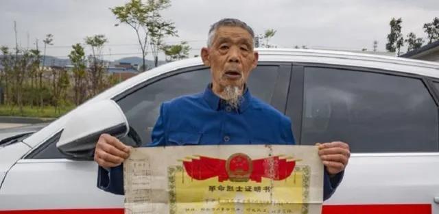 1976年，农民蒲运海送儿子去参军。3年后，他接到儿子牺牲的噩耗。然而，当看到烈