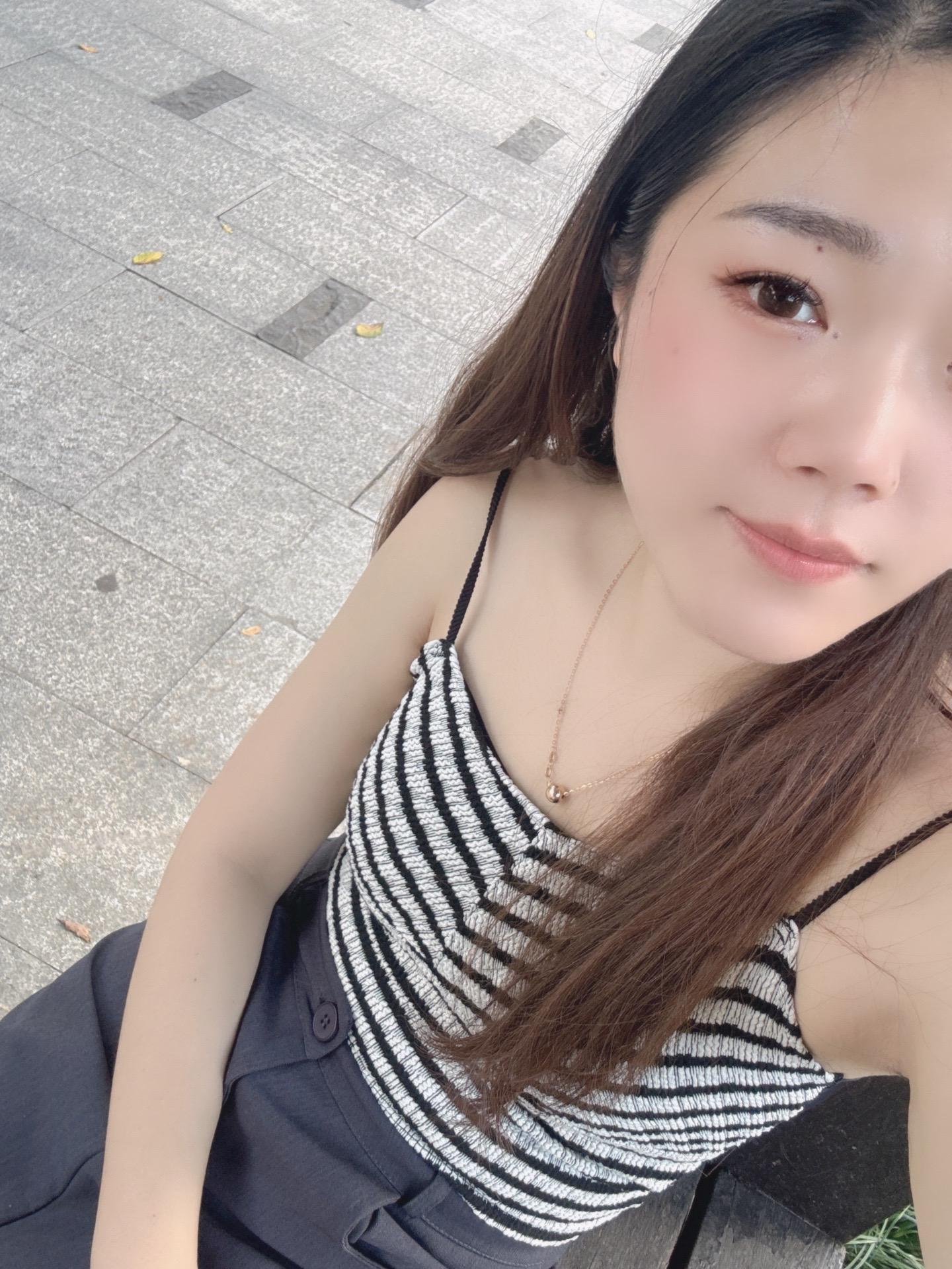 人高兴时 心脏会分泌一种缩氨酸荷尔蒙 会杀死95％的癌细胞 所以你的心...