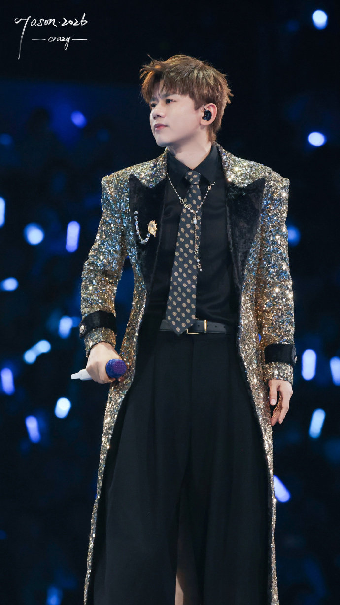 张杰这几步走到我心巴上了 谁懂啊！张杰这几步走得也太绝了，带风的步伐直接踩我心巴