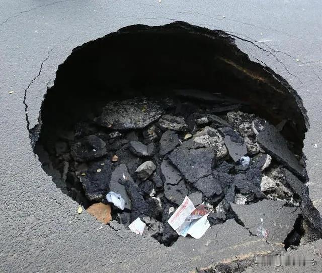  现在暖气成为了马路“杀手”之一了。为什么会出现这种情况呢？最大的可能就是暖气施
