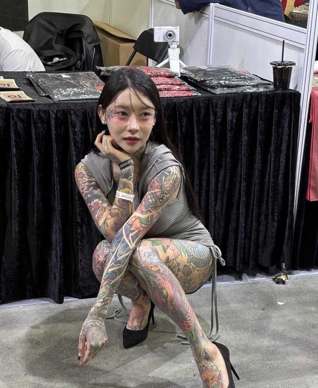 惊艳的纹身艺术，她的每一寸肌肤都诉说着故事。
有人问她：“后悔吗？”
她答道：“