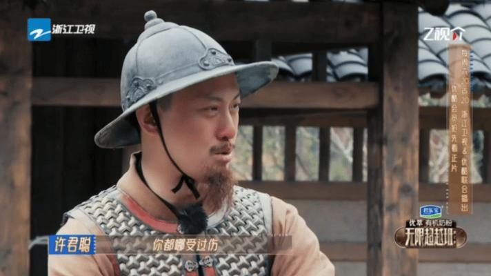 练武术的人受伤就像向佐说的确实很正常！
话说向佐显露他的武术功底或谈及受伤经历是