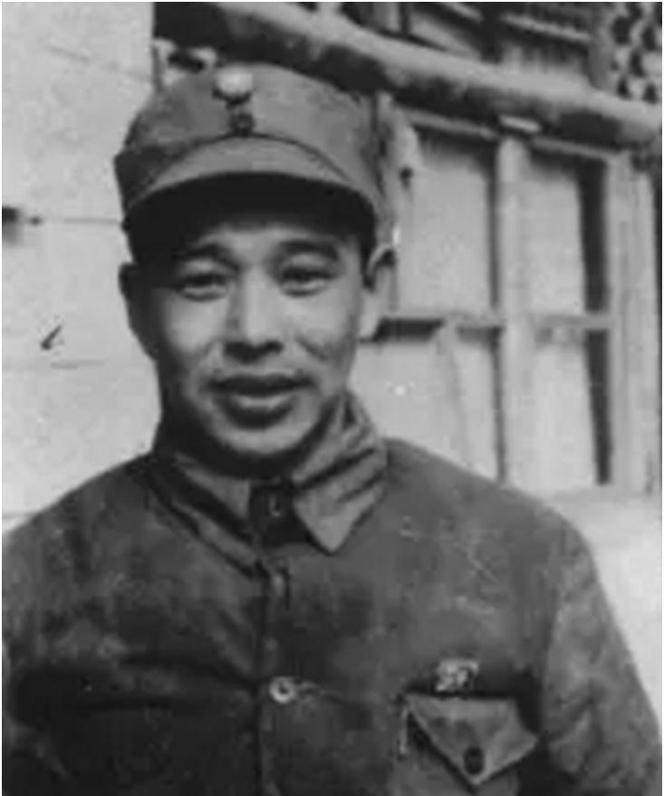 1936年的延安街头，寒风卷着沙尘打在脸上。

证件！哨兵仰头看他，枪杆比人还高