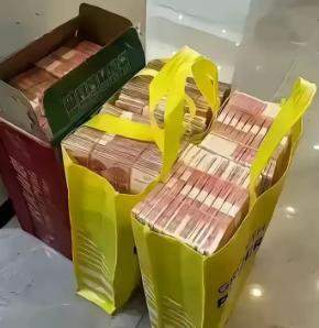 假设你手里握着100万闲钱，直接存进银行，按1.5%的年息算，一年躺着不动，利息