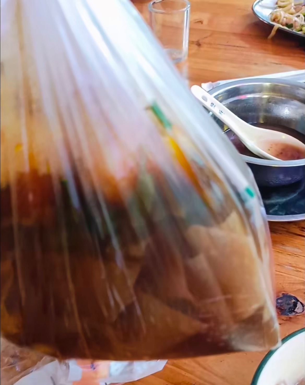 【玉林某餐饮店服务态度真的差】8月4日晚，网友爆料称：玉林市区某粉店就问了几样东