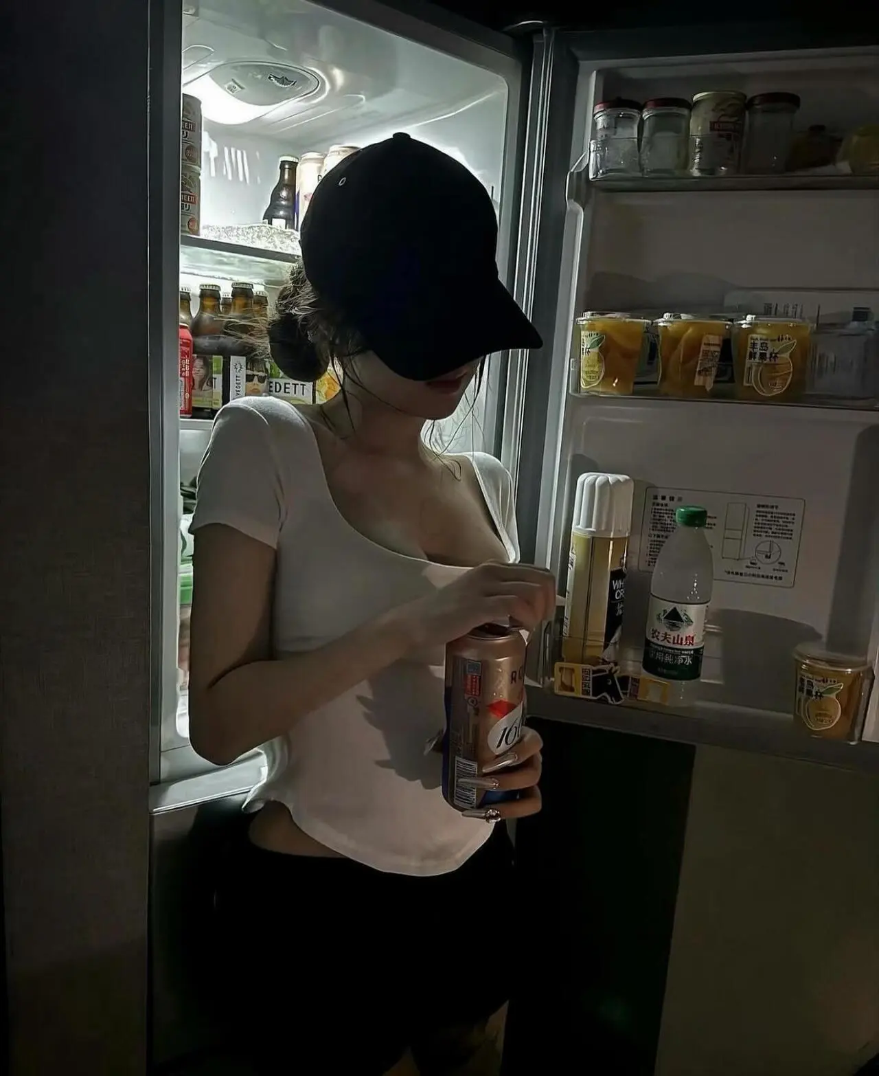 啤酒不贵，但它能醉，姑娘虽美，但我不配，抽烟难闻，但它入胃，故事虽长...