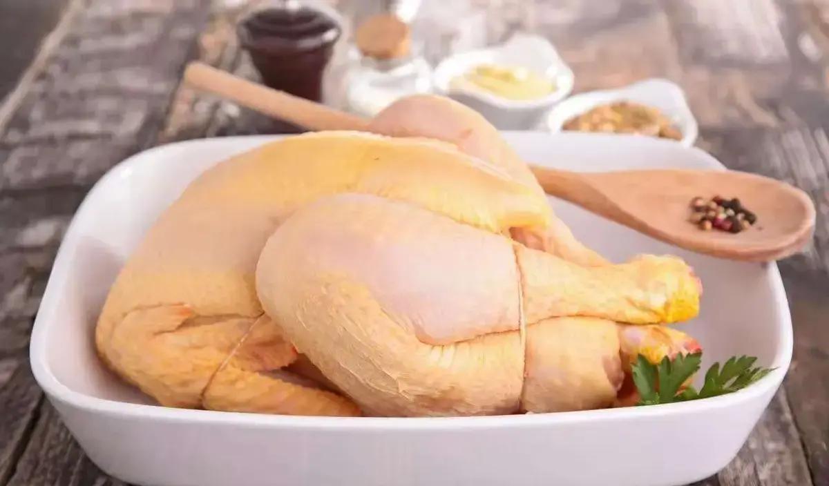 52岁王阿姨北京街头扔鸡腿，网上“吃鸡直奔癌门”吓坏全家？真相反转，两种肉竟悄然